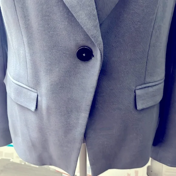 Women’s lined Tommy Hilfiger button in front blazer with pocket fronts. - Picture 4 of 10